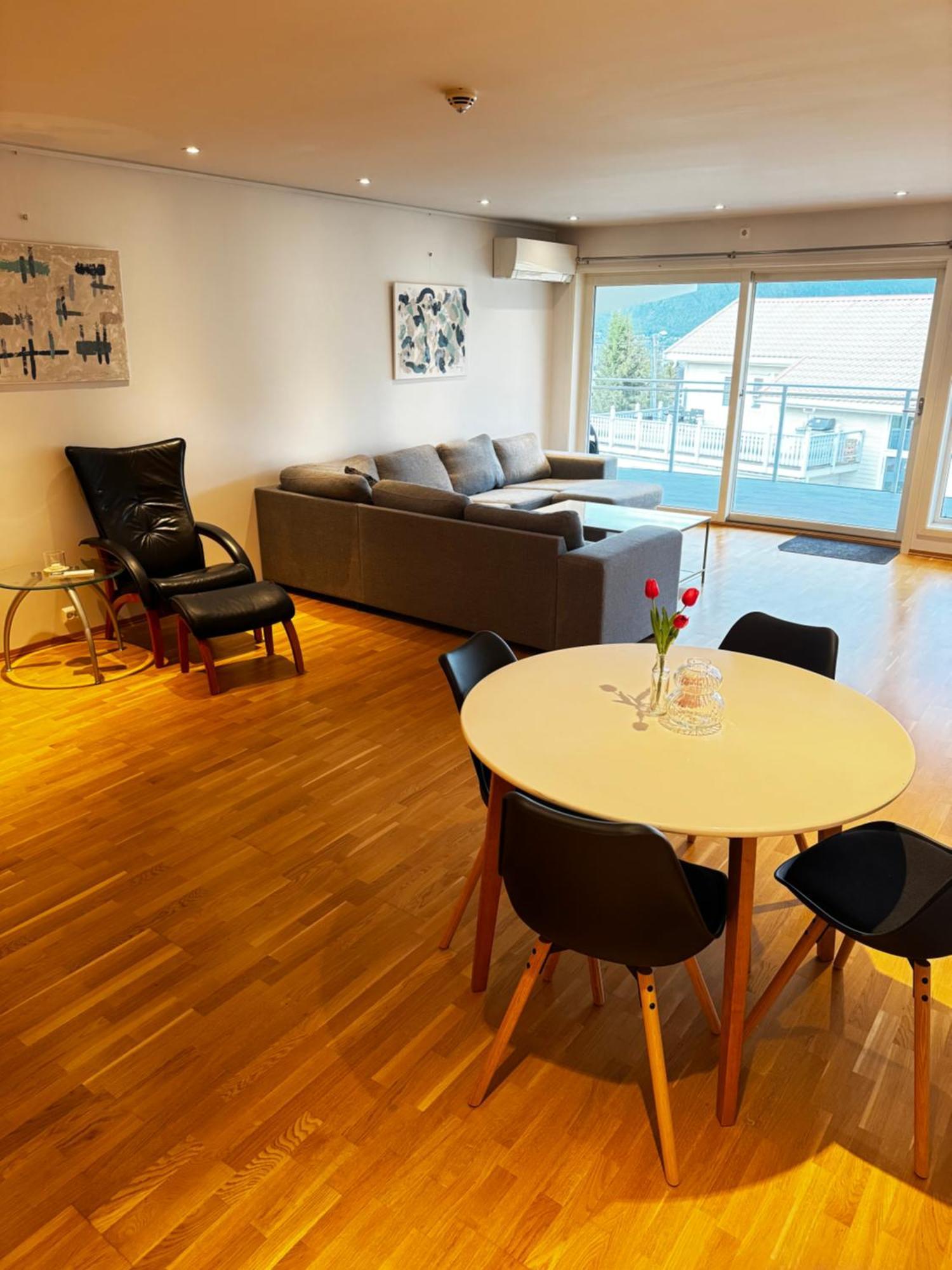 Sentral Leilighet Med Fantastisk Utsikt Tromsø Eksteriør billede